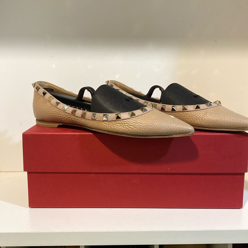 Gorgeous Valentino Rockstud Flats, Box and dust bag included. Original receipt.